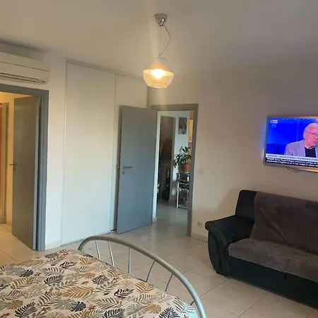 Tres Bel De 105 M2 Et 45 M2 De Terrasse A 100 M Du Port Apartmán