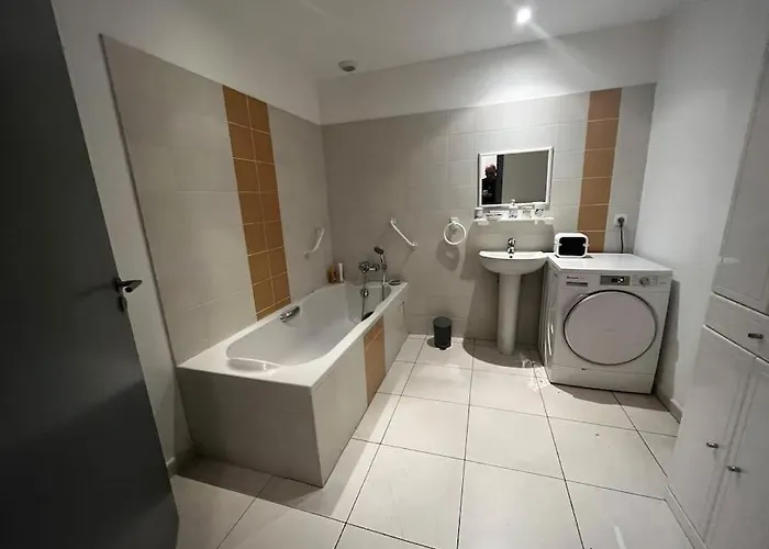 Tres Bel De 105 M2 Et 45 M2 De Terrasse A 100 M Du Port