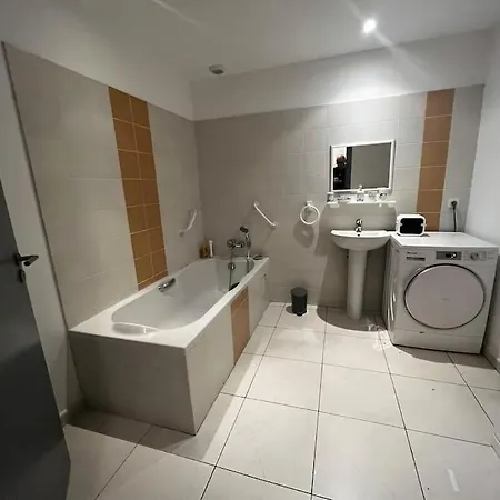 Trés Bel De 105 M2 Et 45 M2 De Terrasse à 100 M Du Port